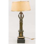 Große figürliche Lampe im klassizistischen Stil, Ende 19. Jh. Das Postament aus