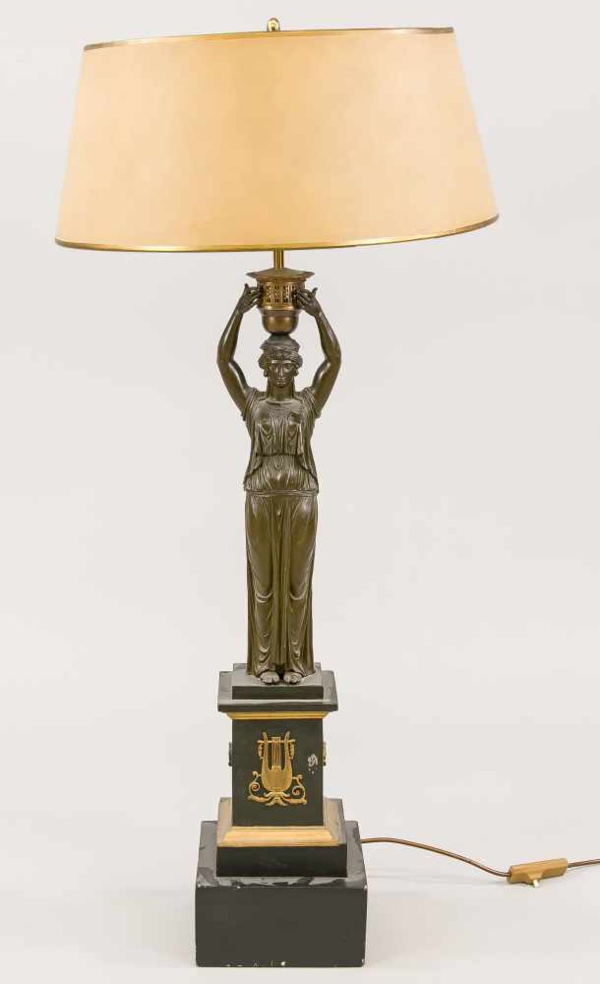 Große figürliche Lampe im klassizistischen Stil, Ende 19. Jh. Das Postament aus