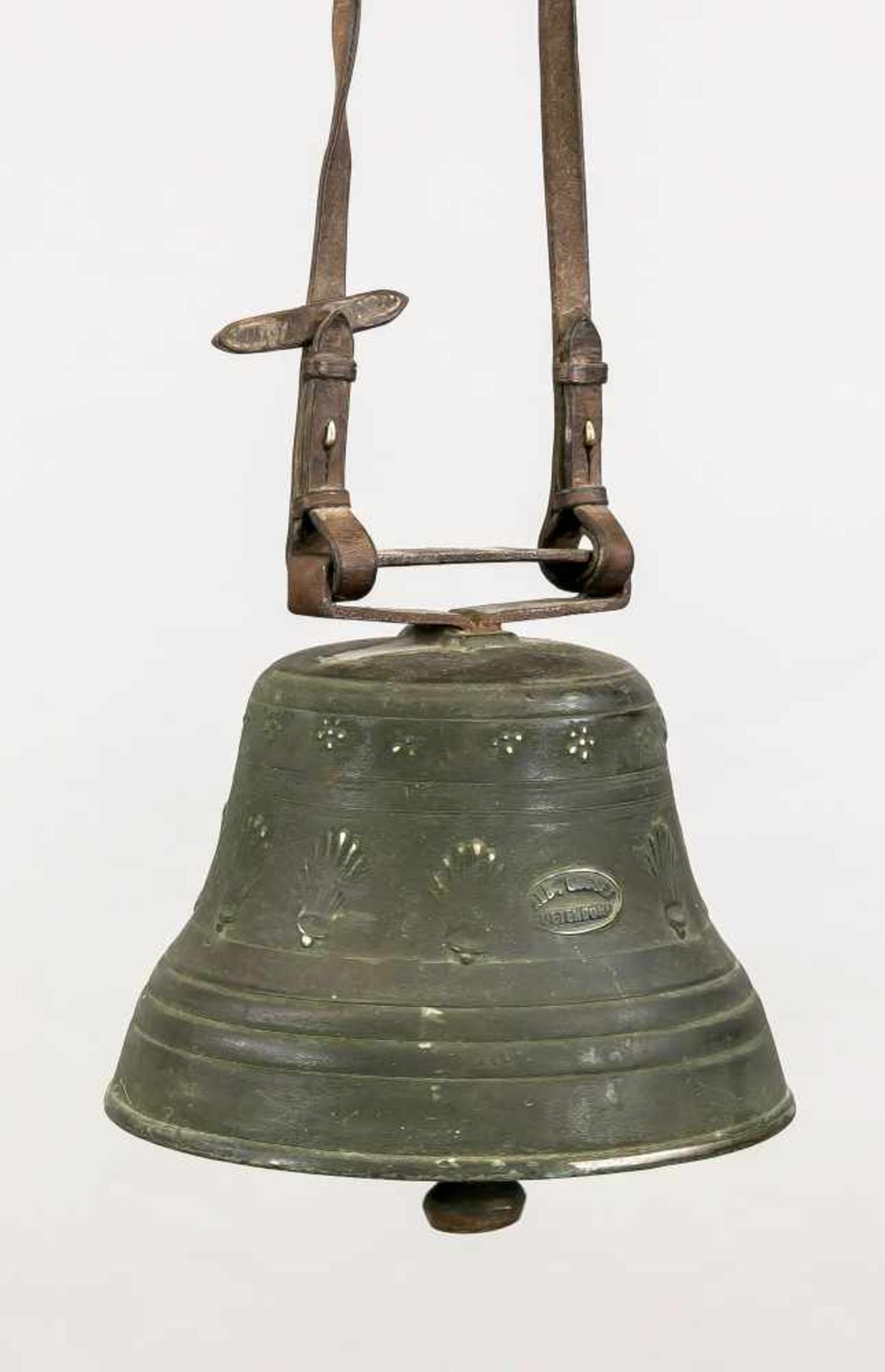 Glocke, 19./20. Jh., profilierter und mit Palmetten verziehrter Glockenkorpus. Große,