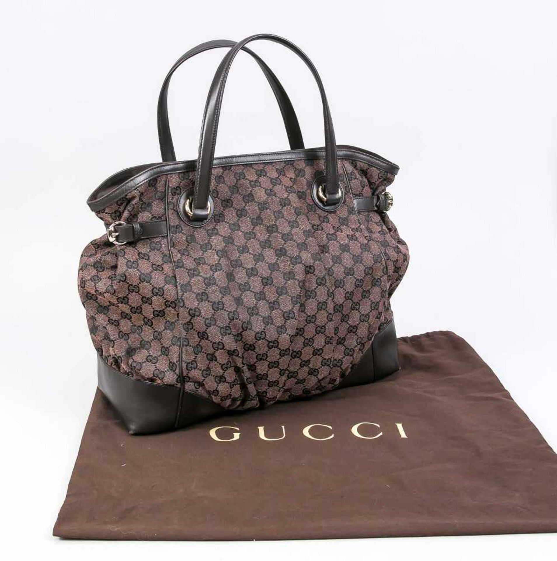 Gucci Shopping Bag, 21. Jh., Stoff mit Monogramm-Rapport. An den Seiten mittels Schnallen