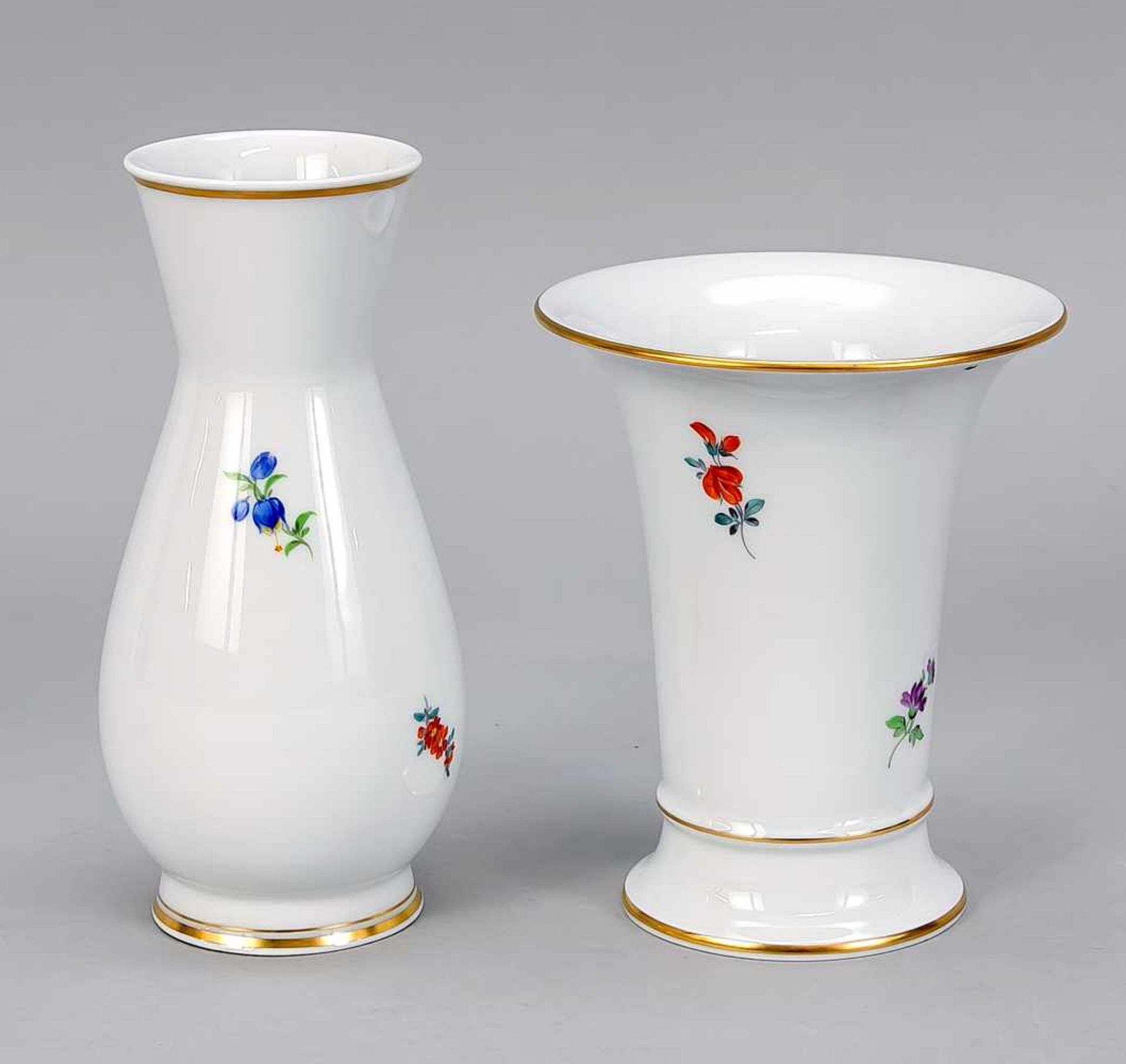 Zwei Vasen, Meissen, 1970er Jahre, 2. W., Trompetenvase, H. 13,5 cm, Balustervase, H. - Bild 2 aus 2