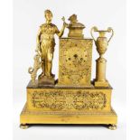 feuervergoldete Empire Figuren Pendule, 1.H. 19.Jh., dargestellt eine Frau mit Hund und