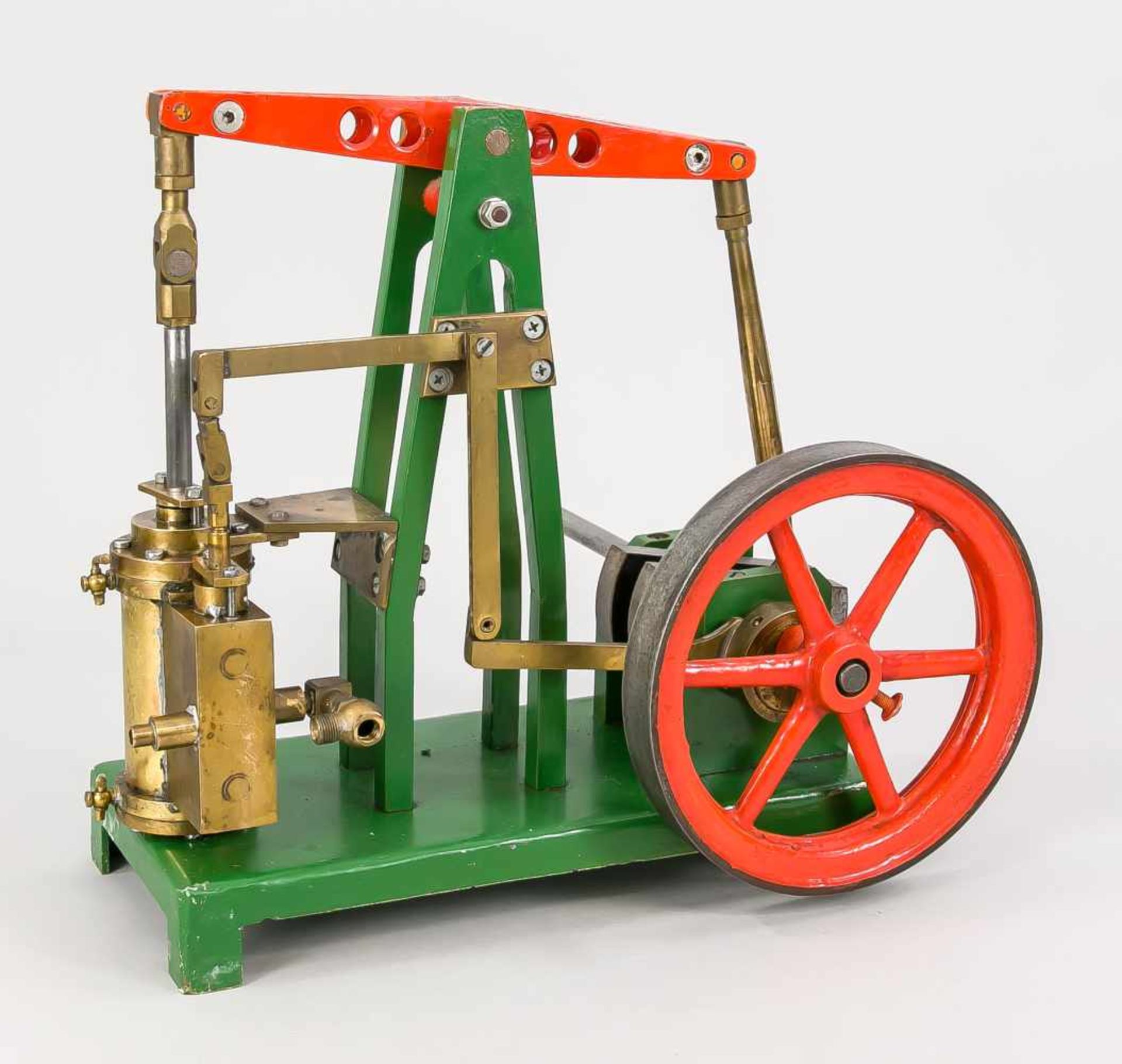 Modell einer Dampfmaschine, 1. H. 20. Jh., Eisen, Messing, Lack. Alle mechanischen Teile