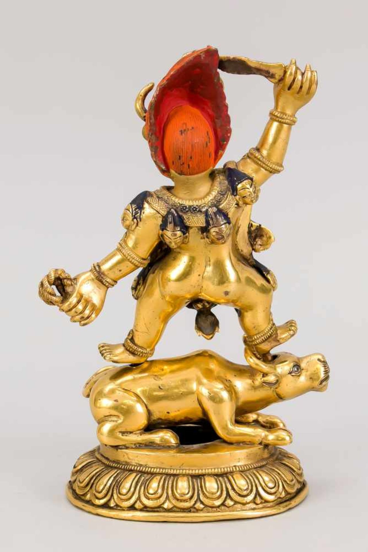 Figur des Yama, Tibet, 19./20. Jh., Bronze, vergoldet und polychrom staffiert. Bestehend - Bild 2 aus 2