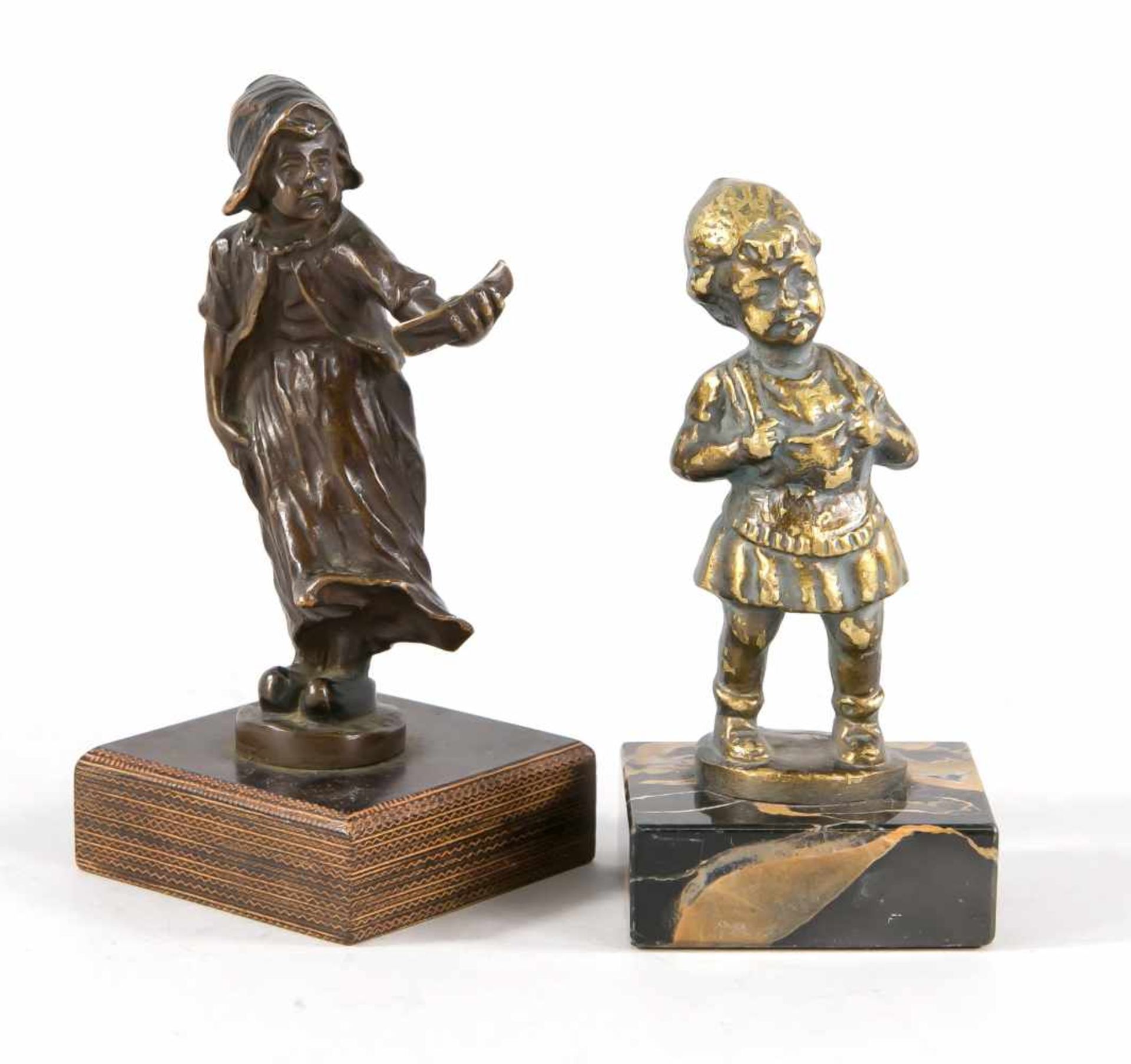 Zwei Mädchenfiguren, Kleinbronzen versch. Bildhauer Ende 19. Jh., Holländermädchen mit