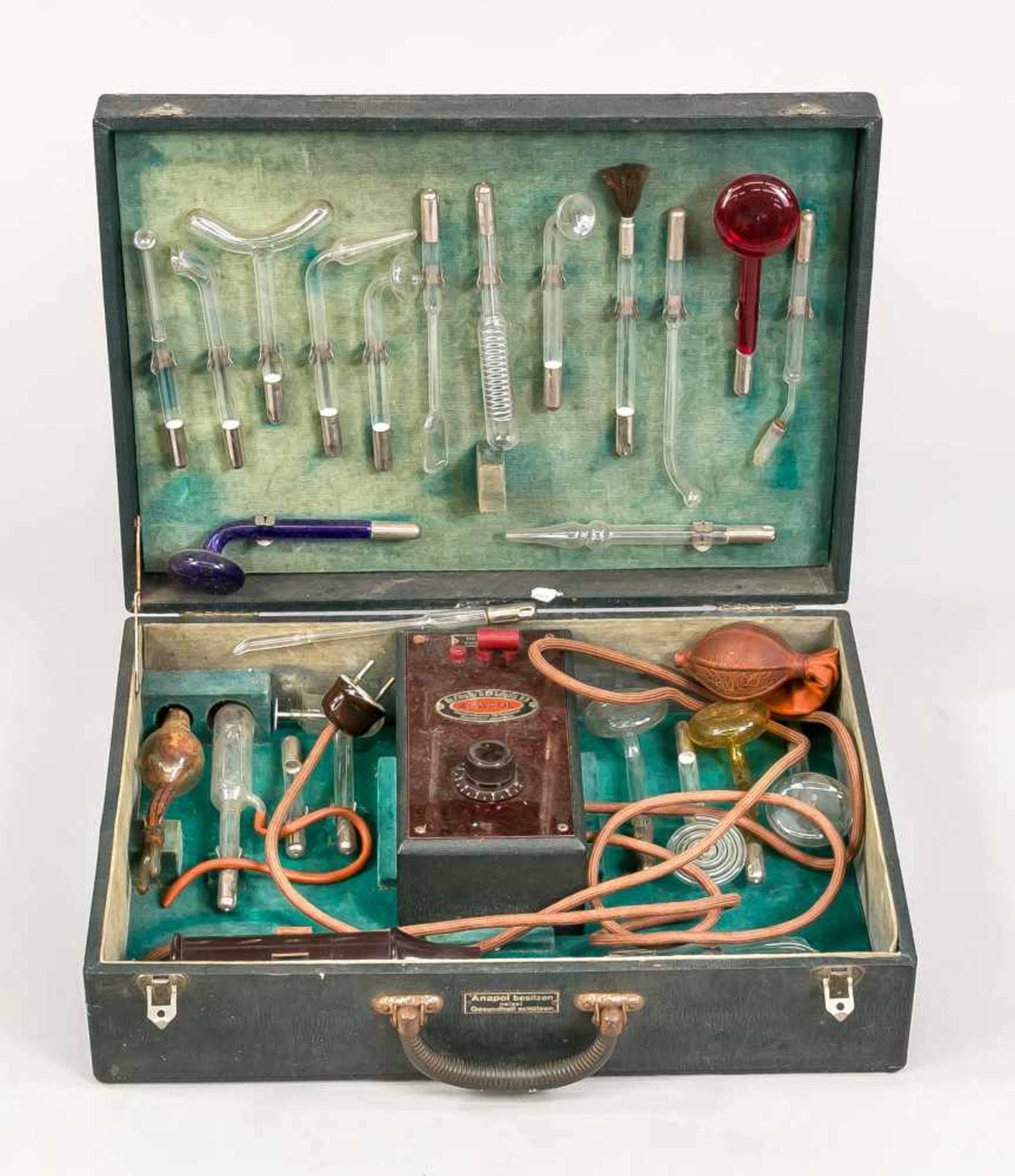 Koffer mit medizinischem Gerät, Deutschland, wohl um 1920. Mit grünem Samt ausgeschlagener