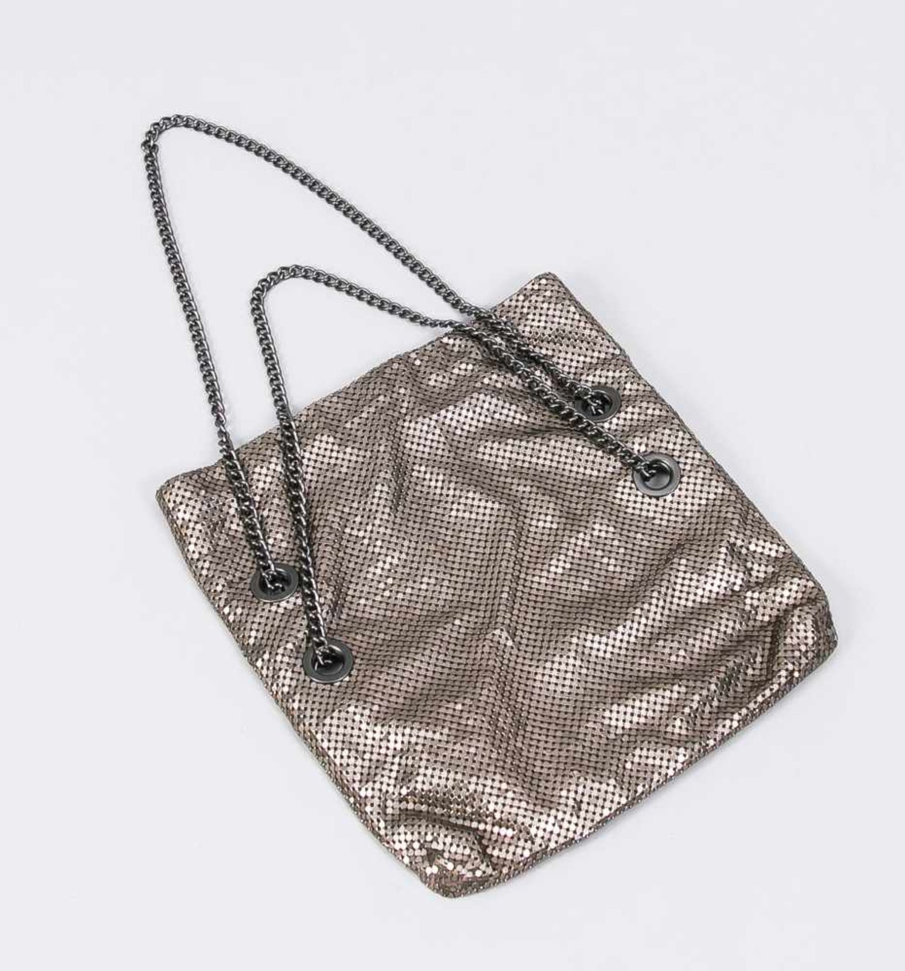 Kleine Handtasche aus Metall, 20./21. Jh., silbrig glänzende Oberfläche aus vielen