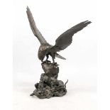 Große, chinesische Skulptur eines Adlers mit gebreiteten Schwingen über Felssockel mit