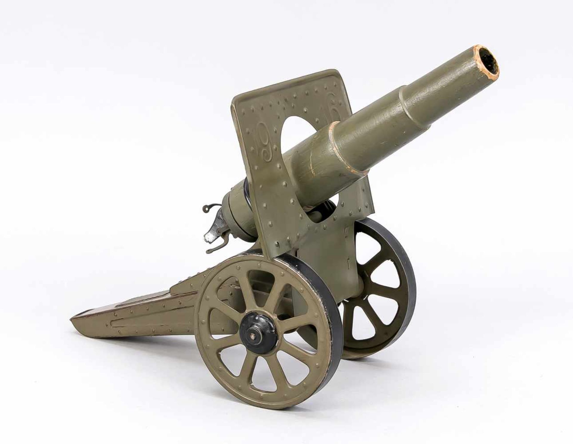 Blechspielzeug-Kanone, 1. H. 20. Jh., lackiertes Eisenblech und Holz (Kanonenrohr).