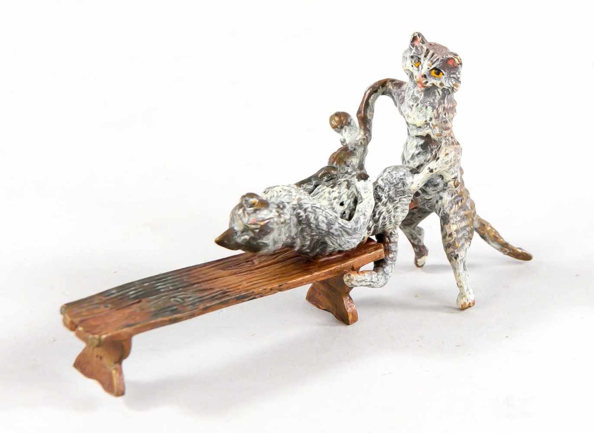Wiener Bronze, 20. Jh., zwei Katzen auf einer Bank das alte Rein-und-Raus-Spielchen