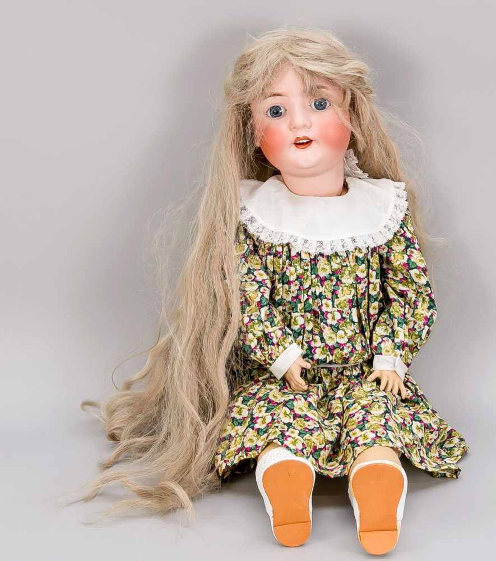 Große Porzellankopfpuppe, wohl um 1900. Mädchen mit langen, blonden Haaren im