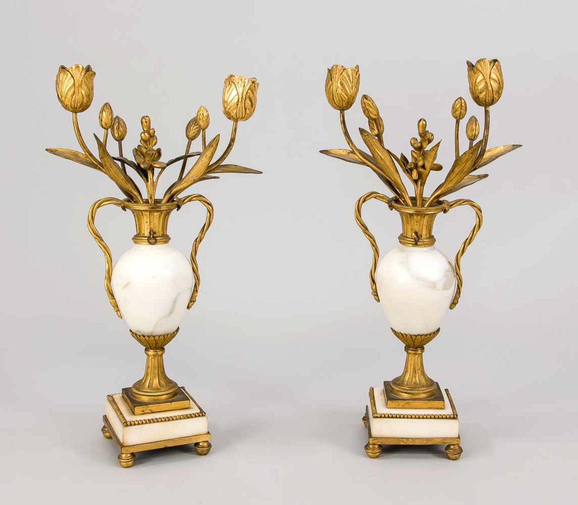Paar Beisteller, 18. Jh., Marmor, Bronze, Feuer-vergoldet. Quadratisches Marmorpostament