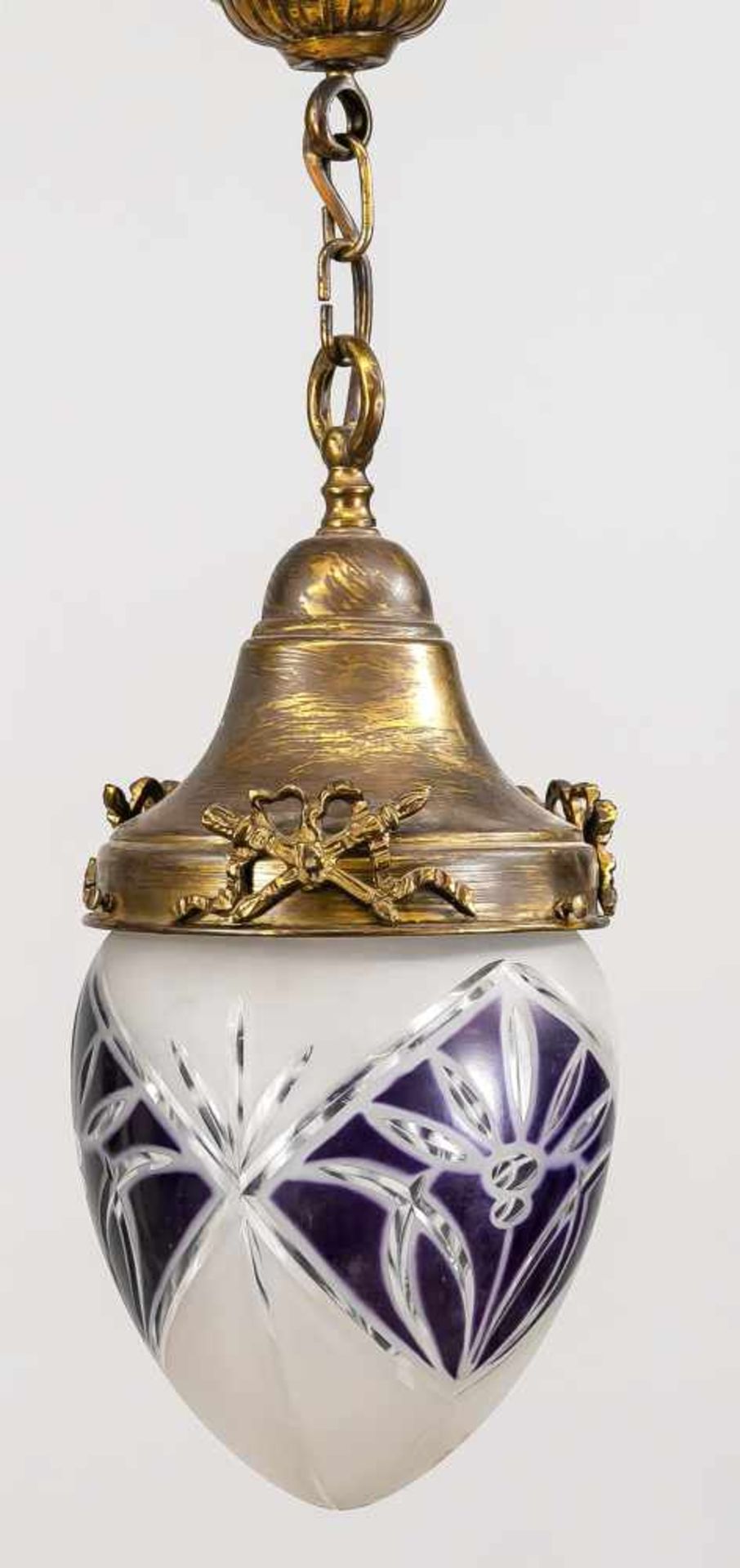 Deckenlampe, Ende 19. Jh., Metallfassung mit Restvergoldung und Ornamentapplikationen.