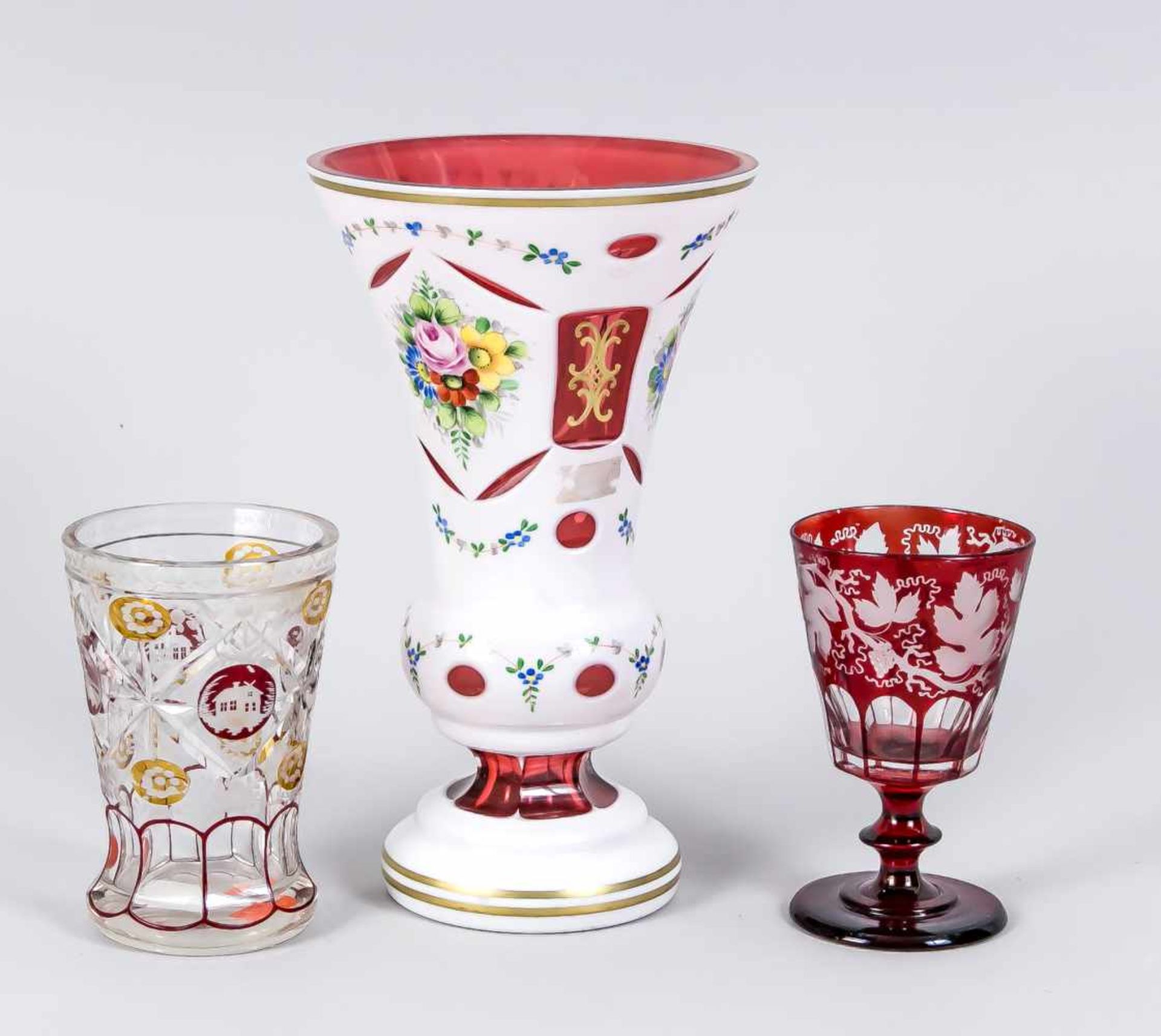 Konvolut von drei Teilen, 20. Jh., Becherglas, Fußglas und Vase, jeweils klares Glas, tlw.