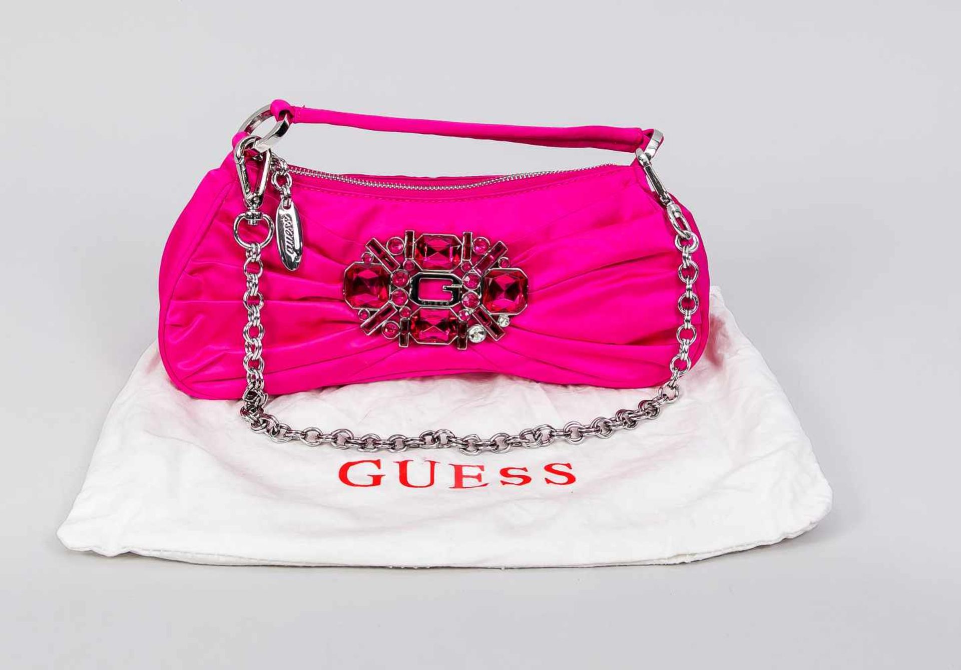 Kleine Abendtasche von Guess, Ende 20. Jh., Seidenstoff in Pink, leicht gerafft.