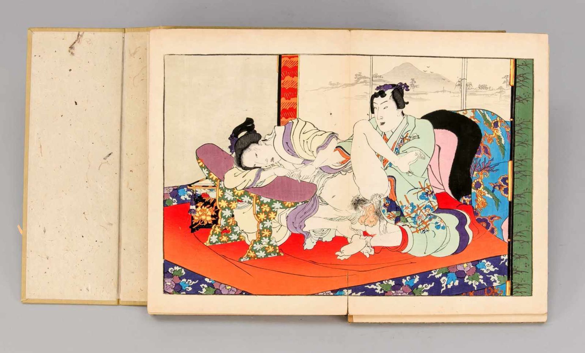 Shunga-Leporello, Japan, 19. Jh. In Brokatumschlag und Pappe gebundenes Leporello mit - Bild 2 aus 4