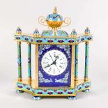 Cloisonné-Uhr mit weißem Emaillezifferblatt auf blauem Emaillehintergrund, facettiertes