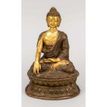 Buddha Shakyamuni, China/Tibet, wohl 18. Jh., Bronze, partiell feuervergoldet. Im