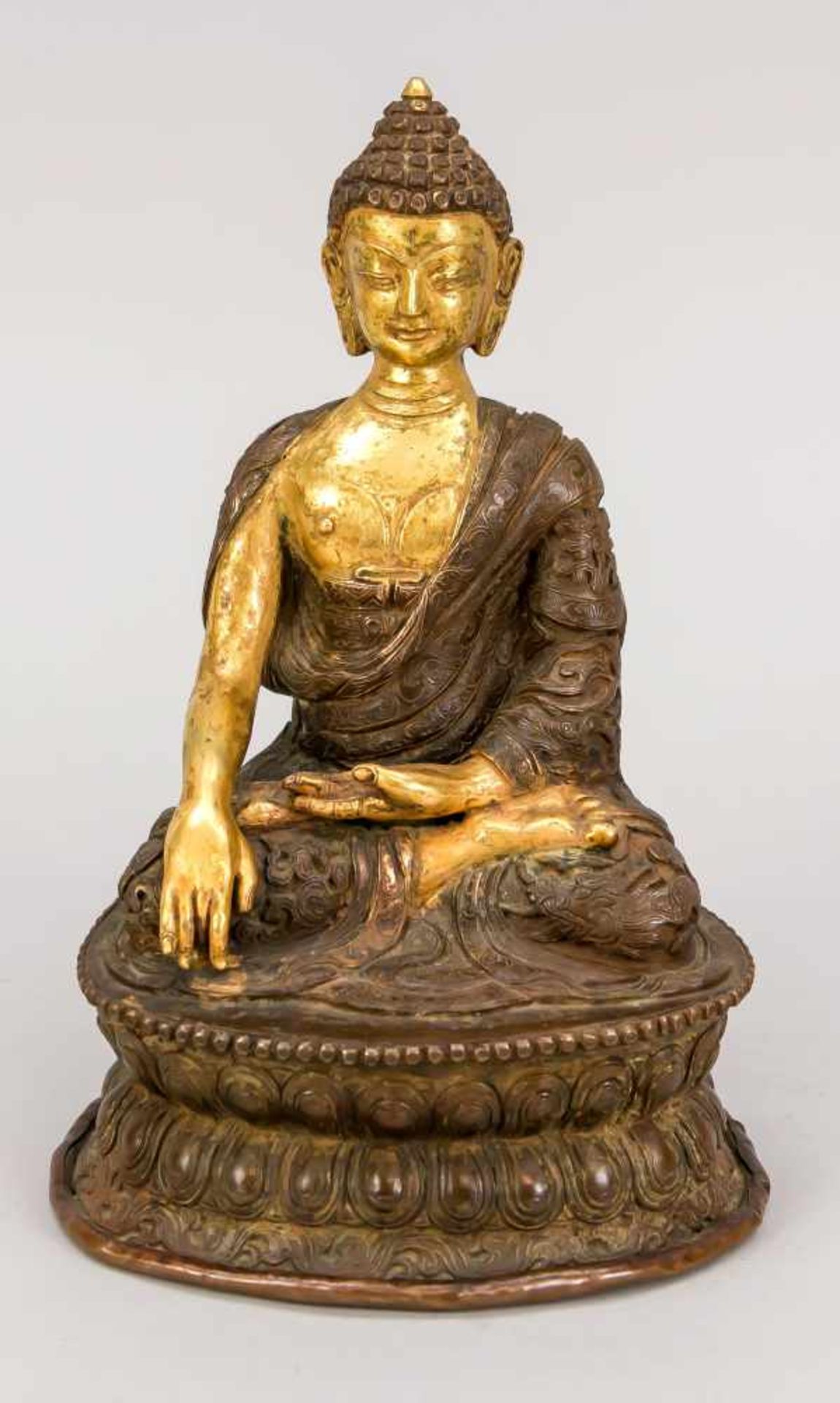Buddha Shakyamuni, China/Tibet, wohl 18. Jh., Bronze, partiell feuervergoldet. Im