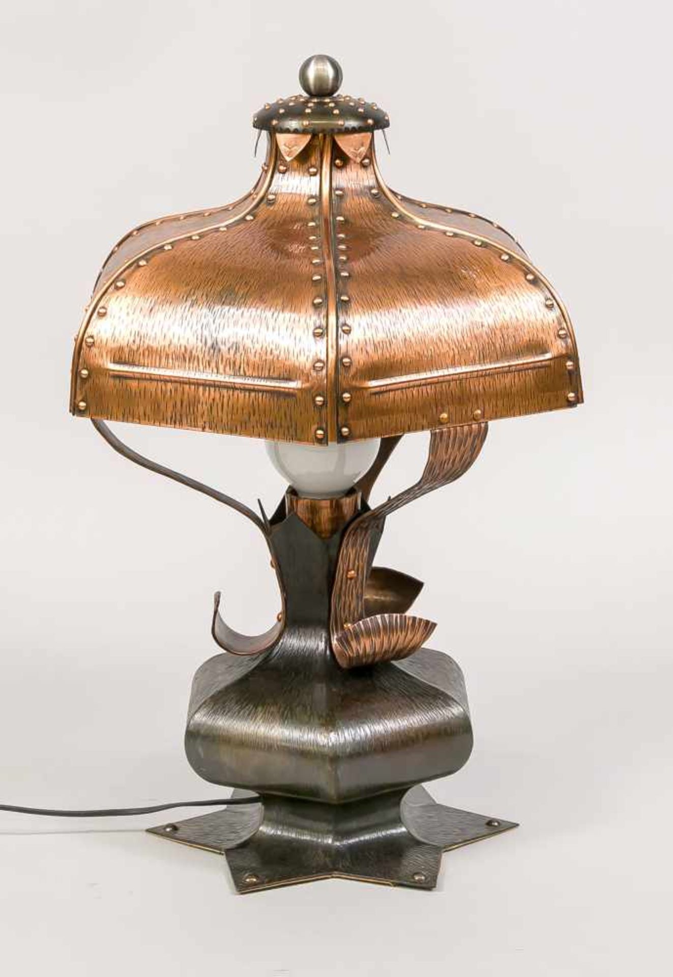 Tischlampe, 2. H. 20. Jh., Kupfer und Eisen. Sternförmiger Fuß, hexagonal balustrierter