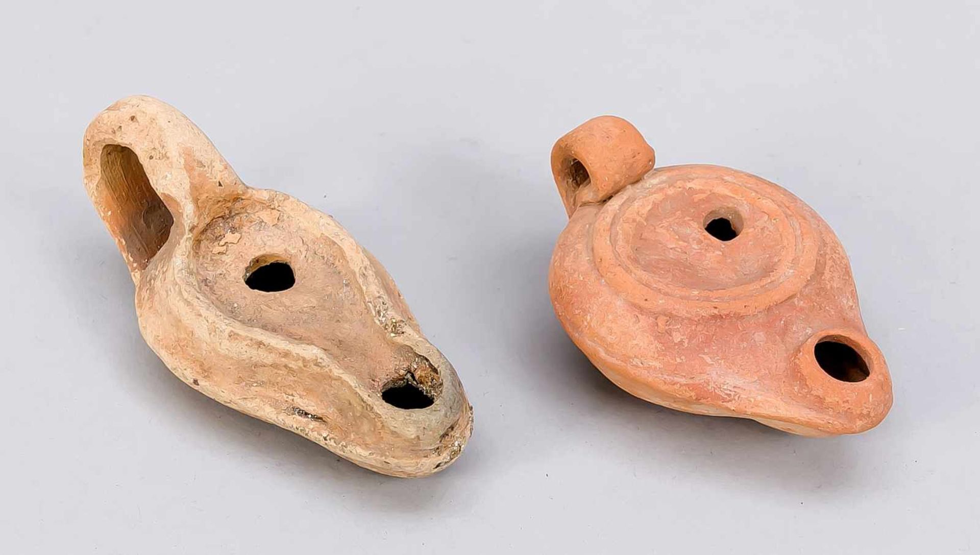 2 Öllampen, wohl spätrömisch, Terracotta. Beide leicht reliefiert, best. & ber., D. bis 11