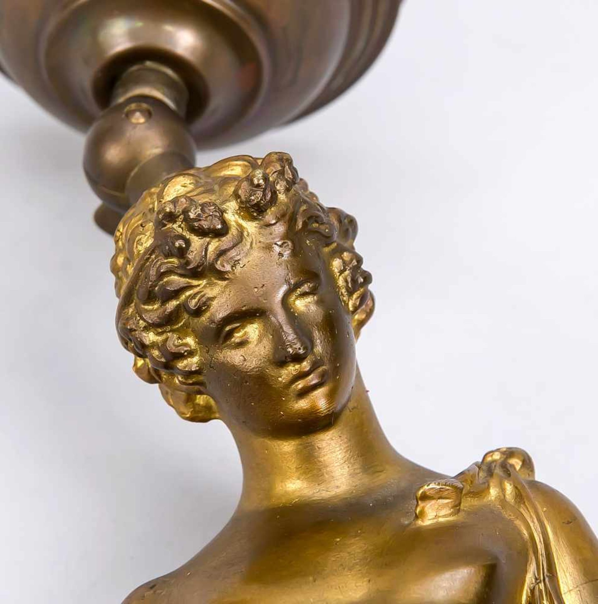 Figürliche Lampe, Ende 19. Jh., Bronze mit Restvergoldung. Runder, profilierter Sockel mit - Bild 2 aus 2