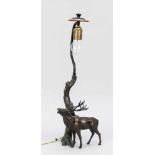 Tischlampe mit Hirsch, Mitte 20. Jh., Metallguss. Sockel und Schaft als röhrender Hirsch