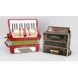 Akkordeon und Schifferklavier: 1 x Mitte 20. Jh., "Hohner Student 40", mit roter