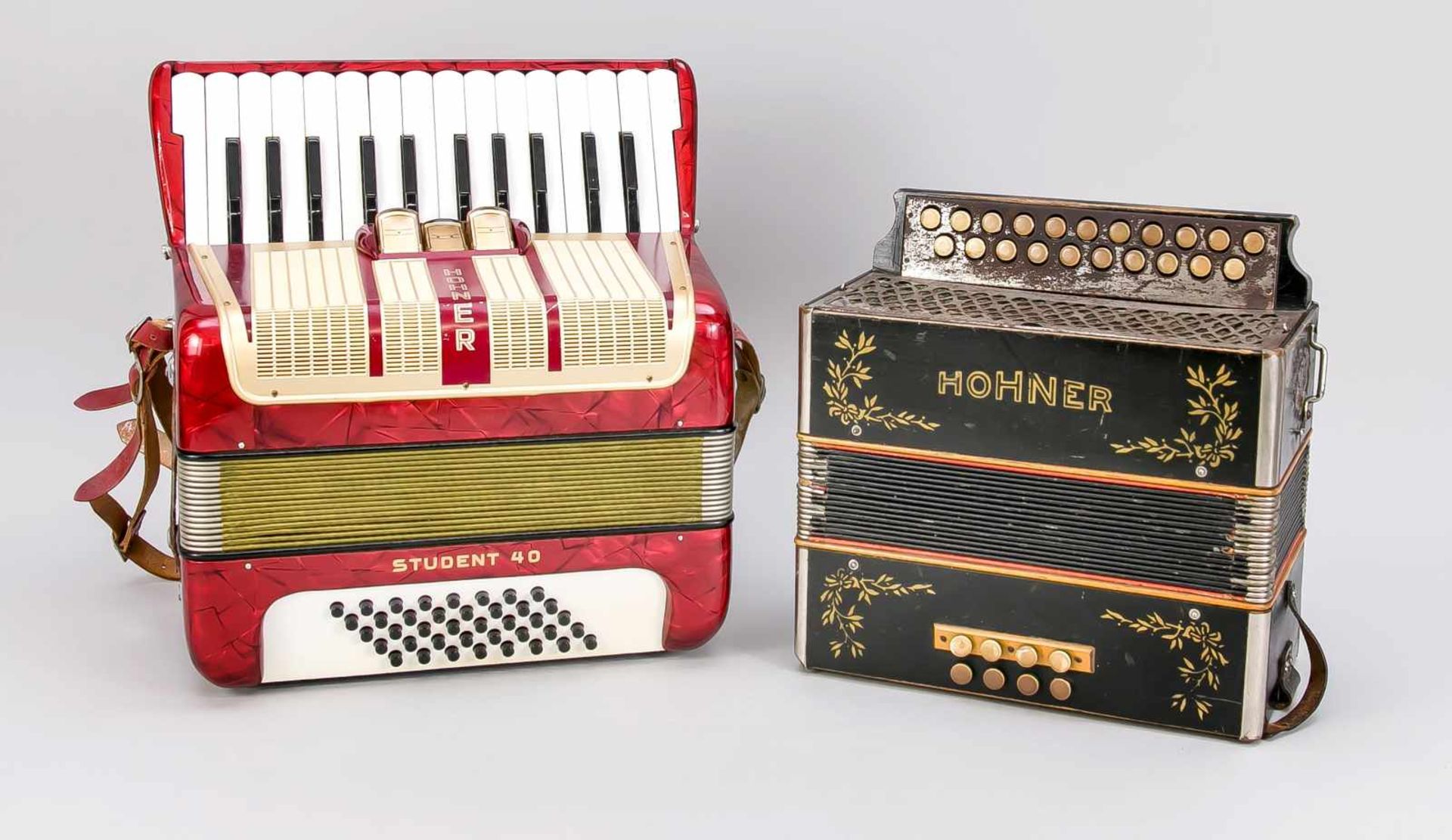 Akkordeon und Schifferklavier: 1 x Mitte 20. Jh., "Hohner Student 40", mit roter