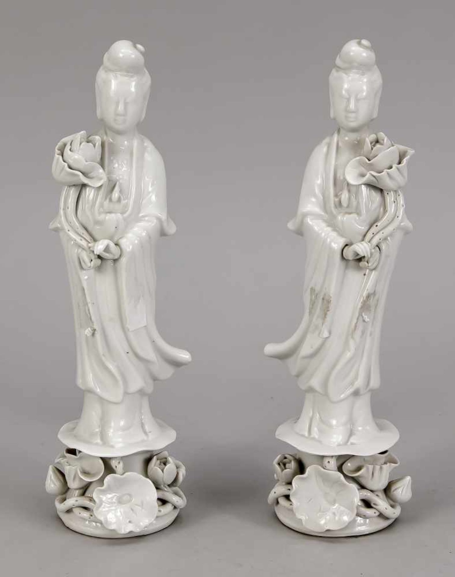 Paar höfische Blanc-de-Chine-Frauenfiguren, China, 20. Jh. Jeweils mit wehendem Gewand auf