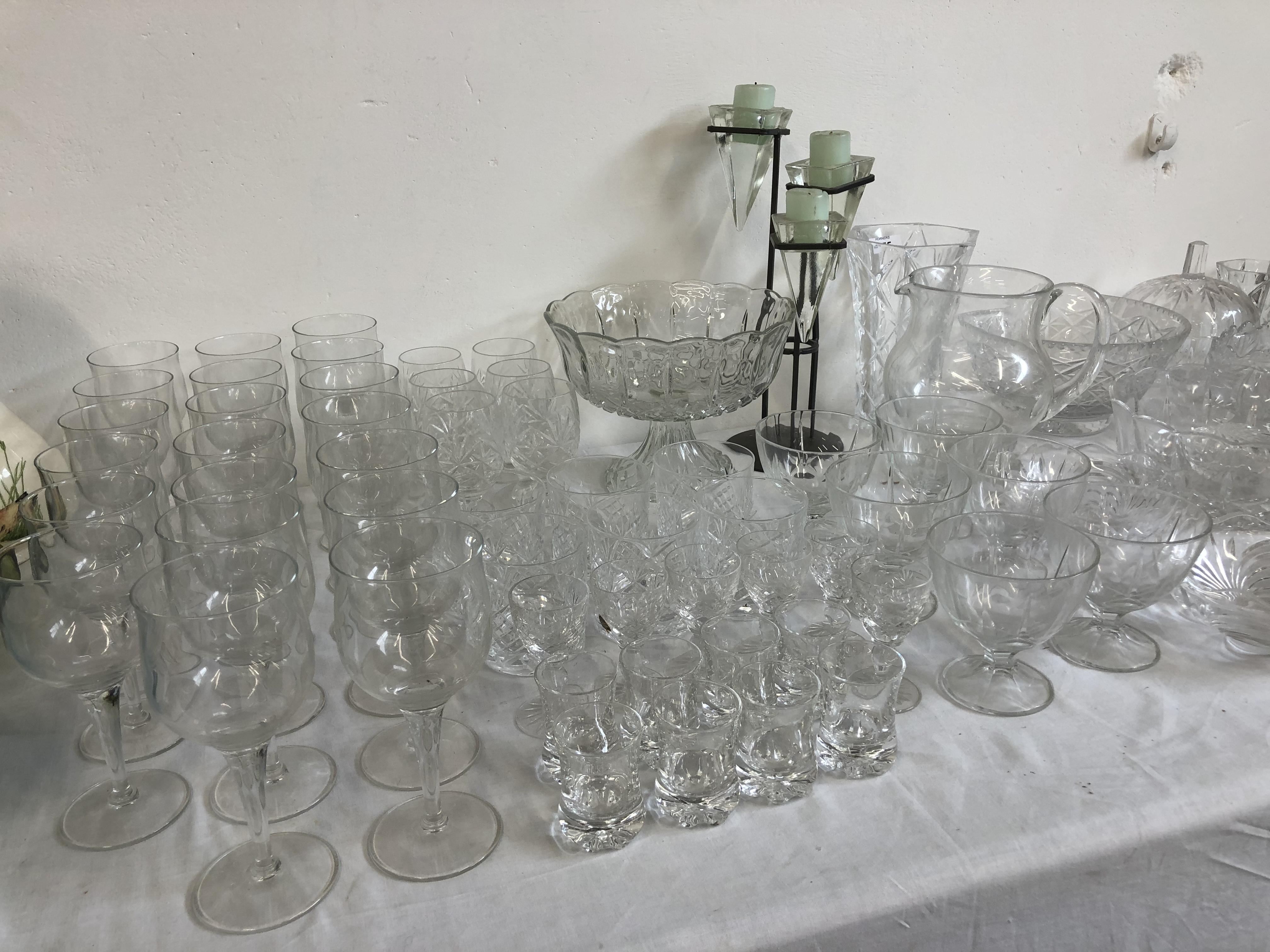 COLLECTION OF WINE GLASSES TO INCLUDE WATERFORD CRYSTAL (ALL HALF DOZENS OR MORE) PLUS 6 CUT GLASS