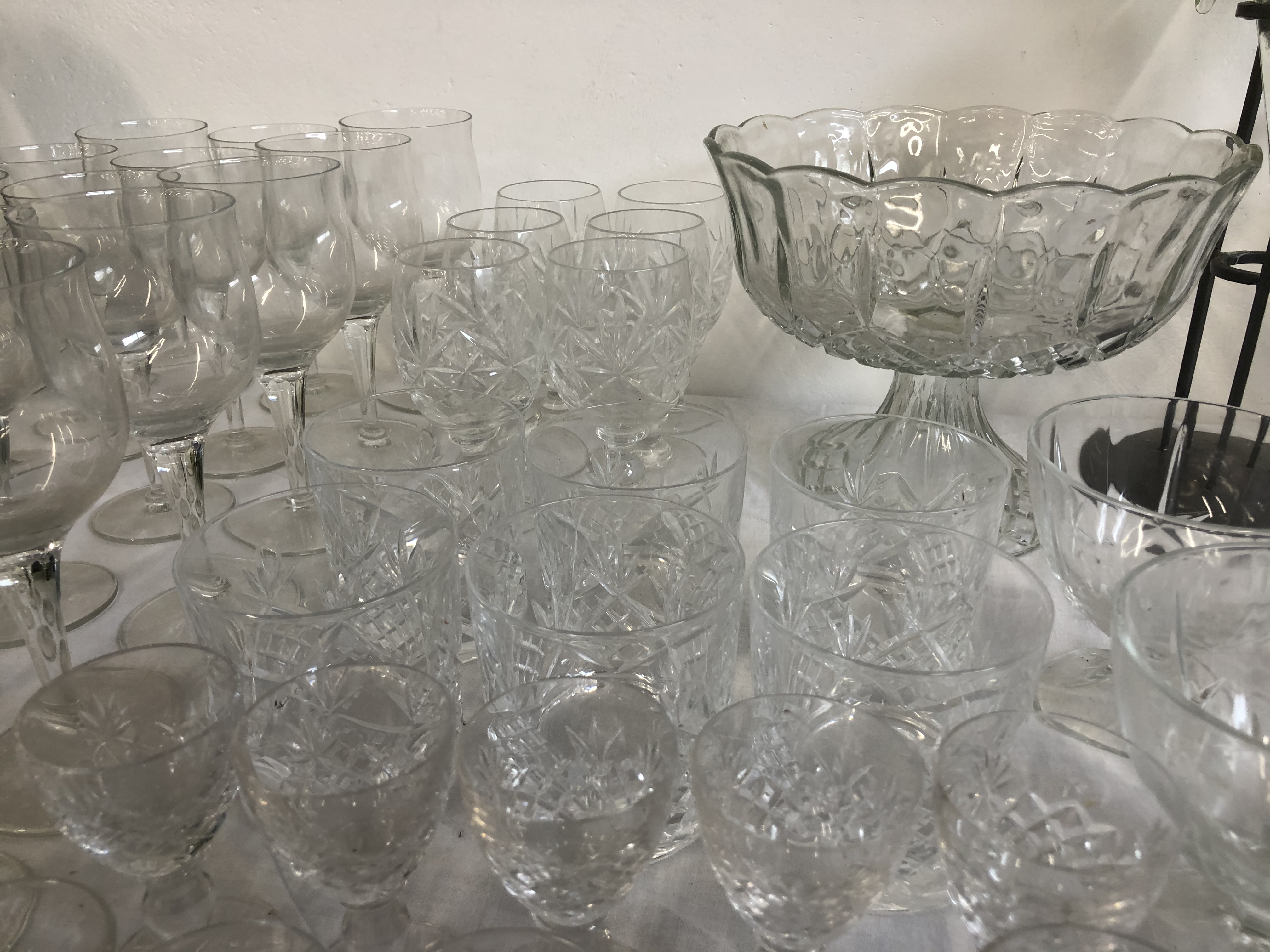 COLLECTION OF WINE GLASSES TO INCLUDE WATERFORD CRYSTAL (ALL HALF DOZENS OR MORE) PLUS 6 CUT GLASS - Image 2 of 4