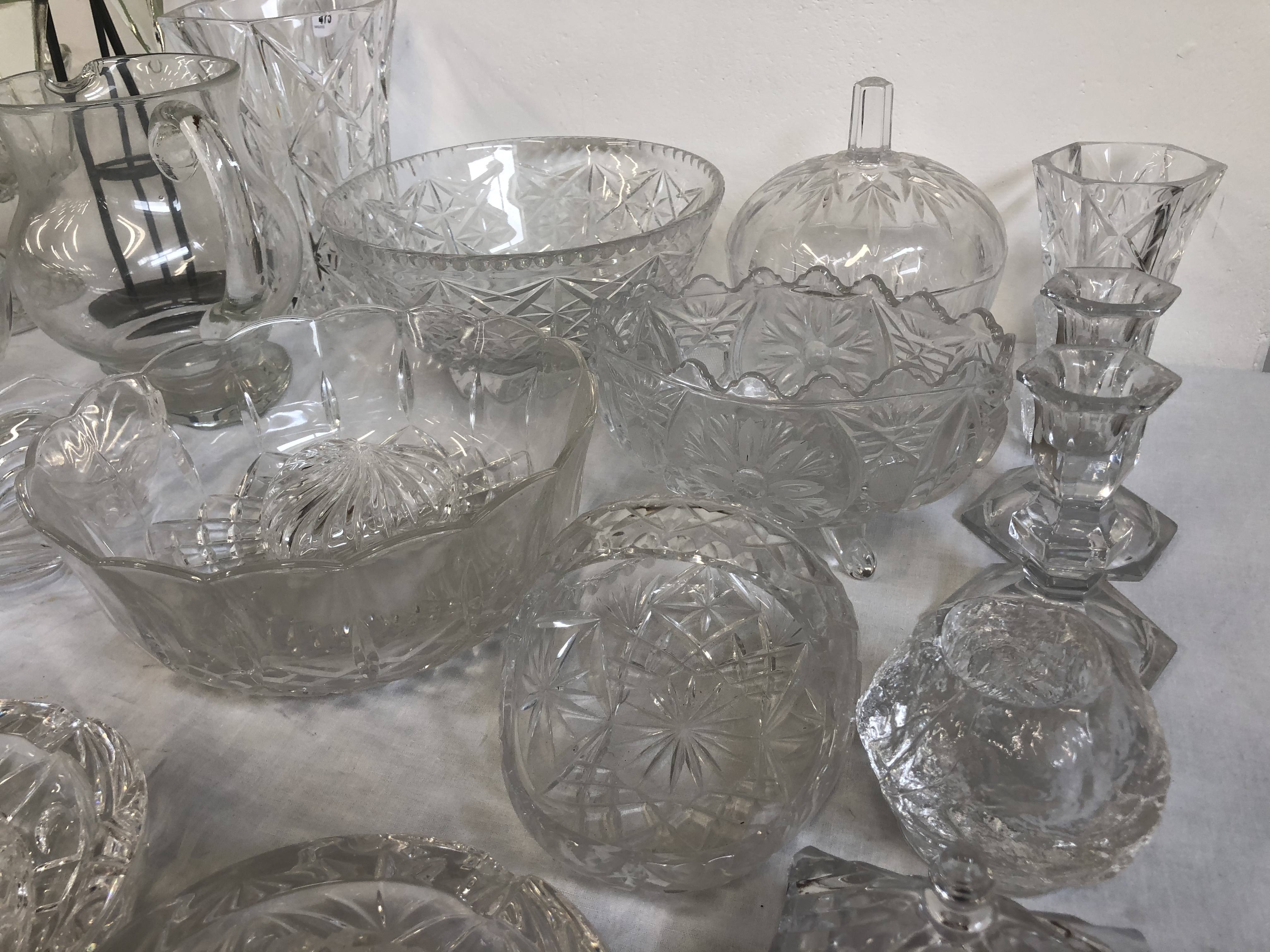 COLLECTION OF WINE GLASSES TO INCLUDE WATERFORD CRYSTAL (ALL HALF DOZENS OR MORE) PLUS 6 CUT GLASS - Image 3 of 4