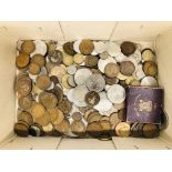 A BOX OF MIXED COINS INCLUDING MODERN £5 CROWNS (3), 1951 CROWN IN BOX ETC.