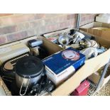 LARGE BOX OF MIXED HOUSEHOLD ELECTRICALS TO INCLUDE KETTLE, OMELETTE MAKER + BAGLESS VACUUM CLEANER,