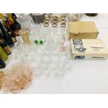 QUANTITY OF GLASSWARE TO INCLUDE A SET OF 9 CHAMPAGNE FLUTES WITH GILT RIMS,