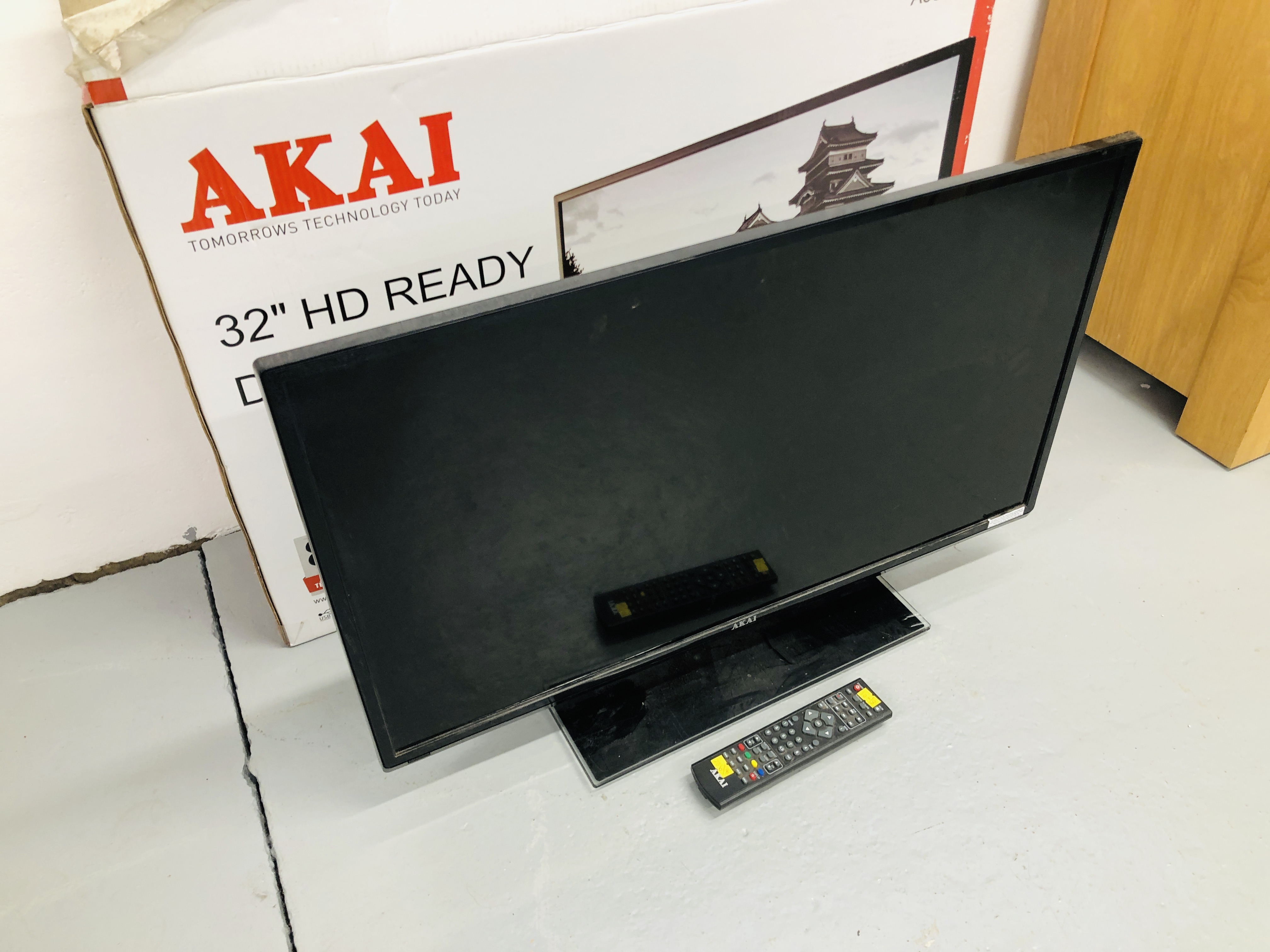 AKAI 32" HD READY TELEVISION WITH REMOTE - SOLD AS SEEN - Image 2 of 3