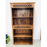 A HARDWOOD RUSTIC FULL HEIGHT BOOKSHELF WITH SINGLE DRAWER (SIZE APPROX HEIGHT 73 INCH,