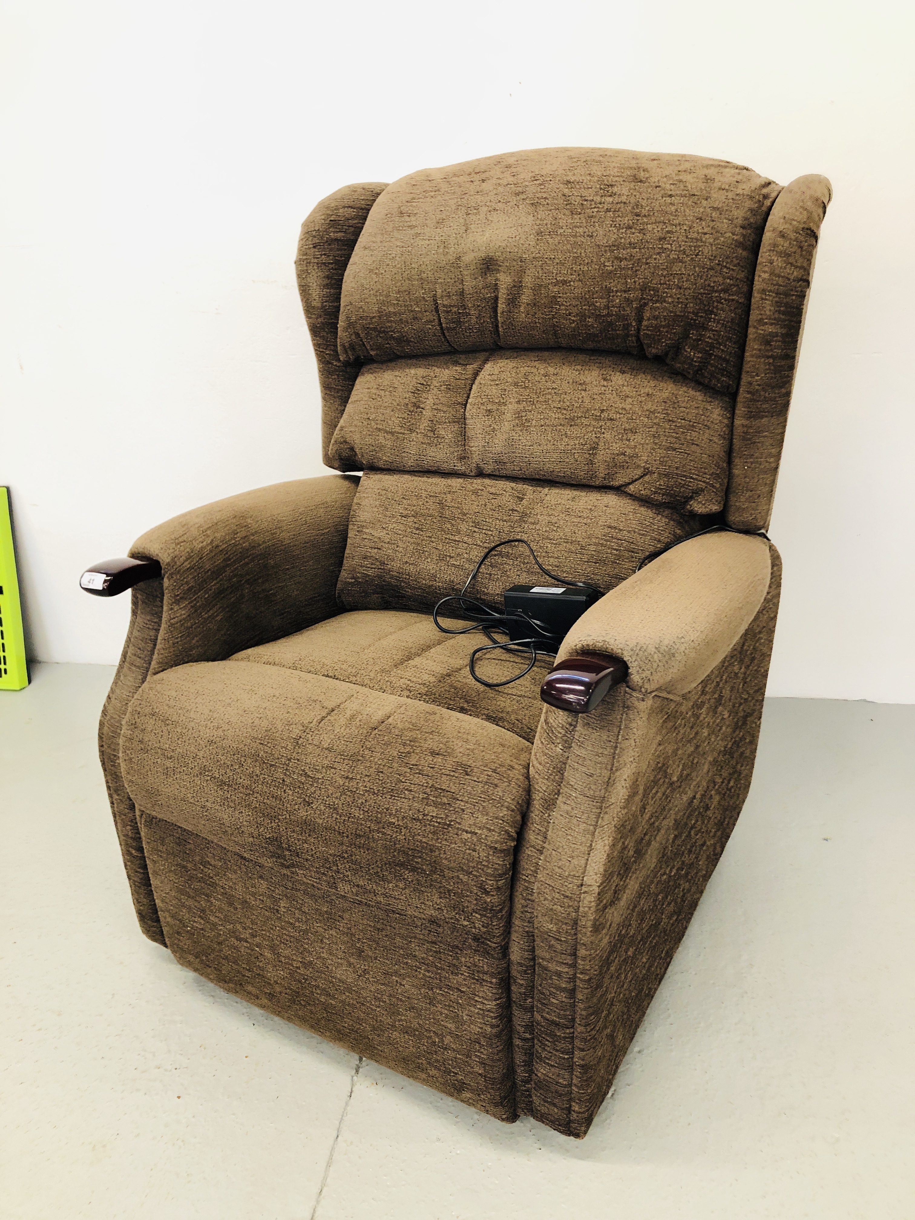 BROWN ELECTRIC RECLINER ARMCHAIR - SOLD AS SEEN