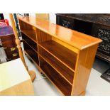 A REPRODUCTION YEW FINISH BOOKSHELF, APPROX SIZE - HEIGHT 38 INCH, LENGTH 73 INCH,