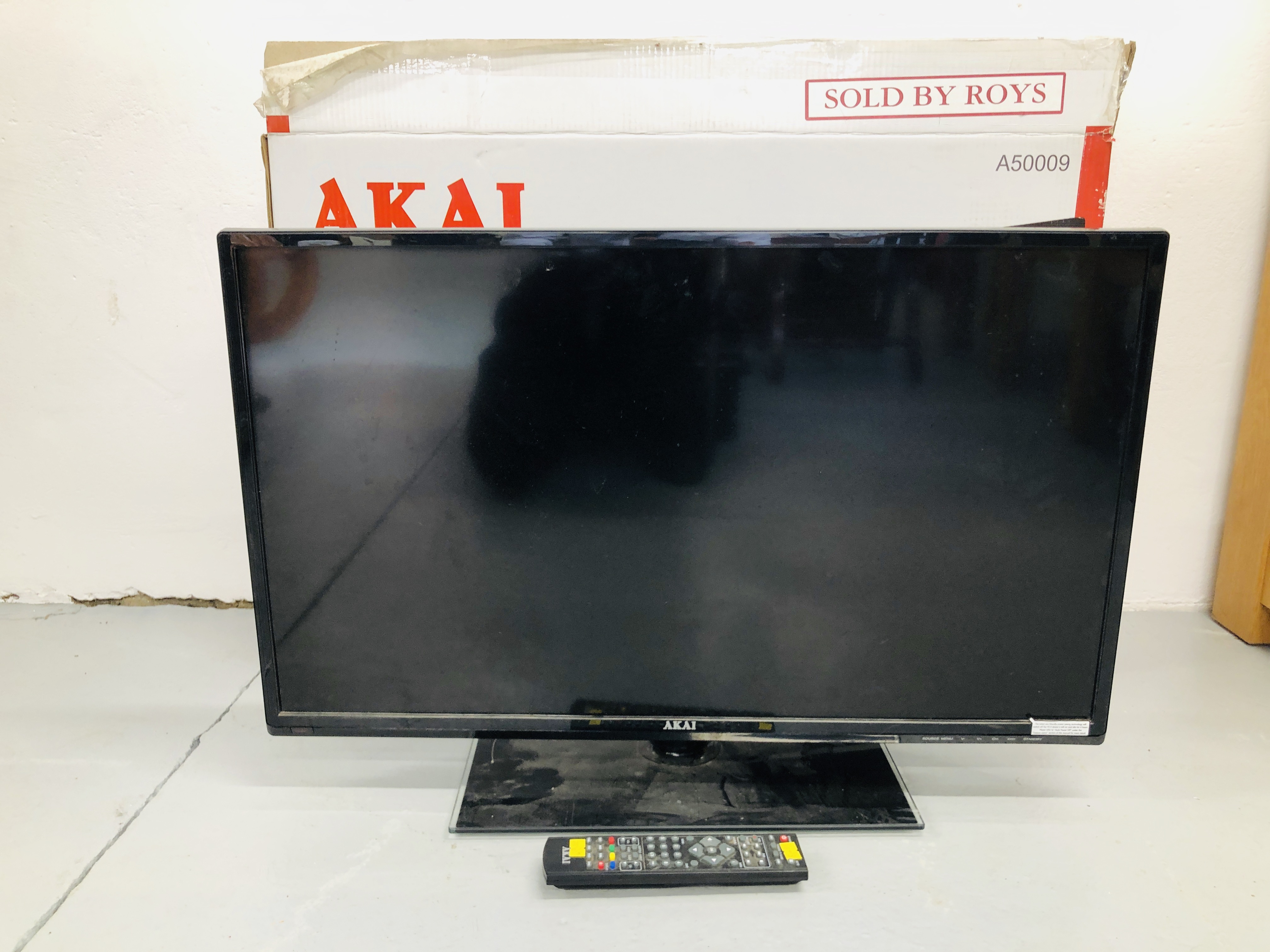 AKAI 32" HD READY TELEVISION WITH REMOTE - SOLD AS SEEN