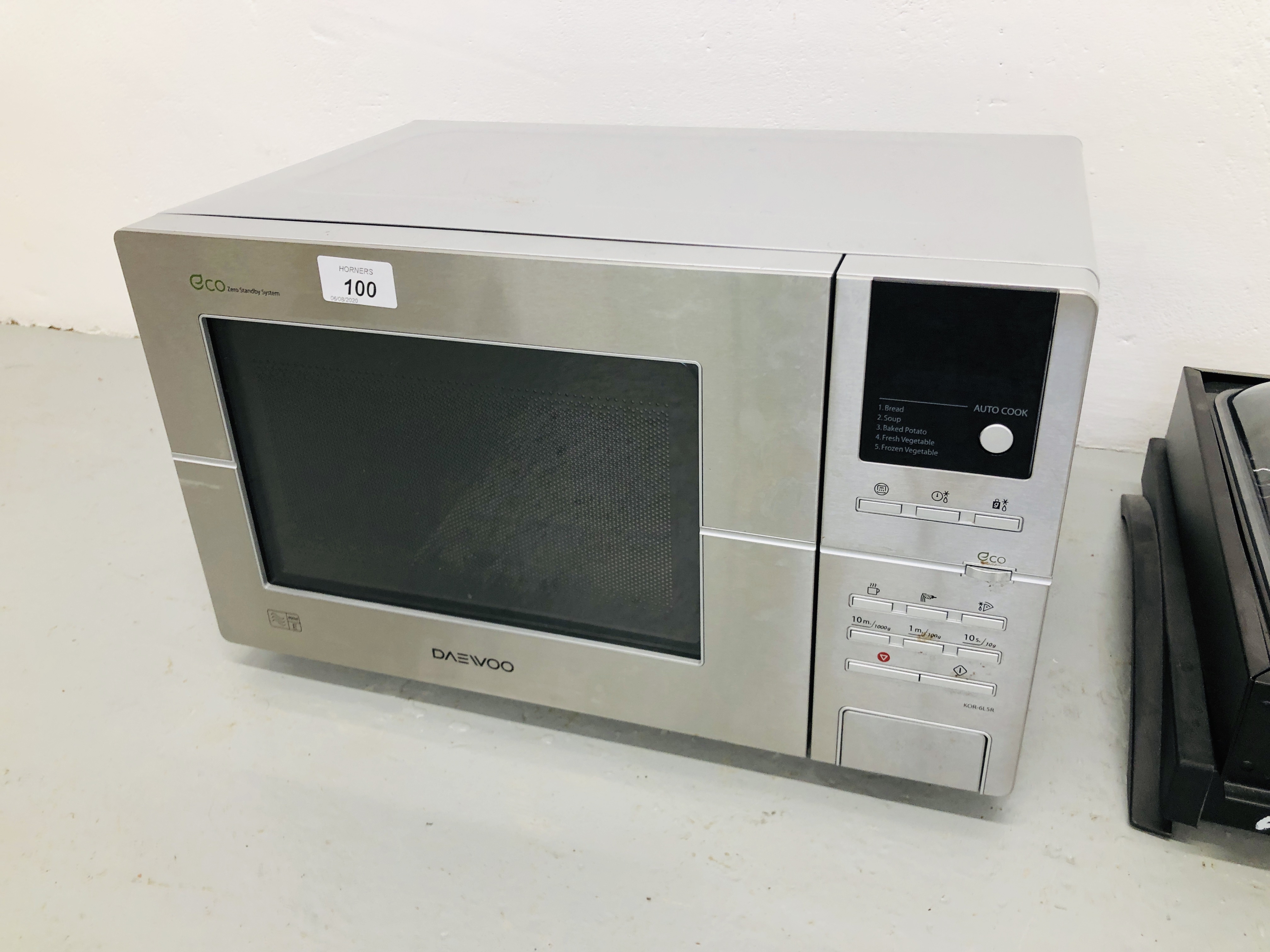 DAEWOOD MICROWAVE + TEAM INTERNATIONAL BUFFET HOST - SOLD AS SEEN - Image 2 of 3