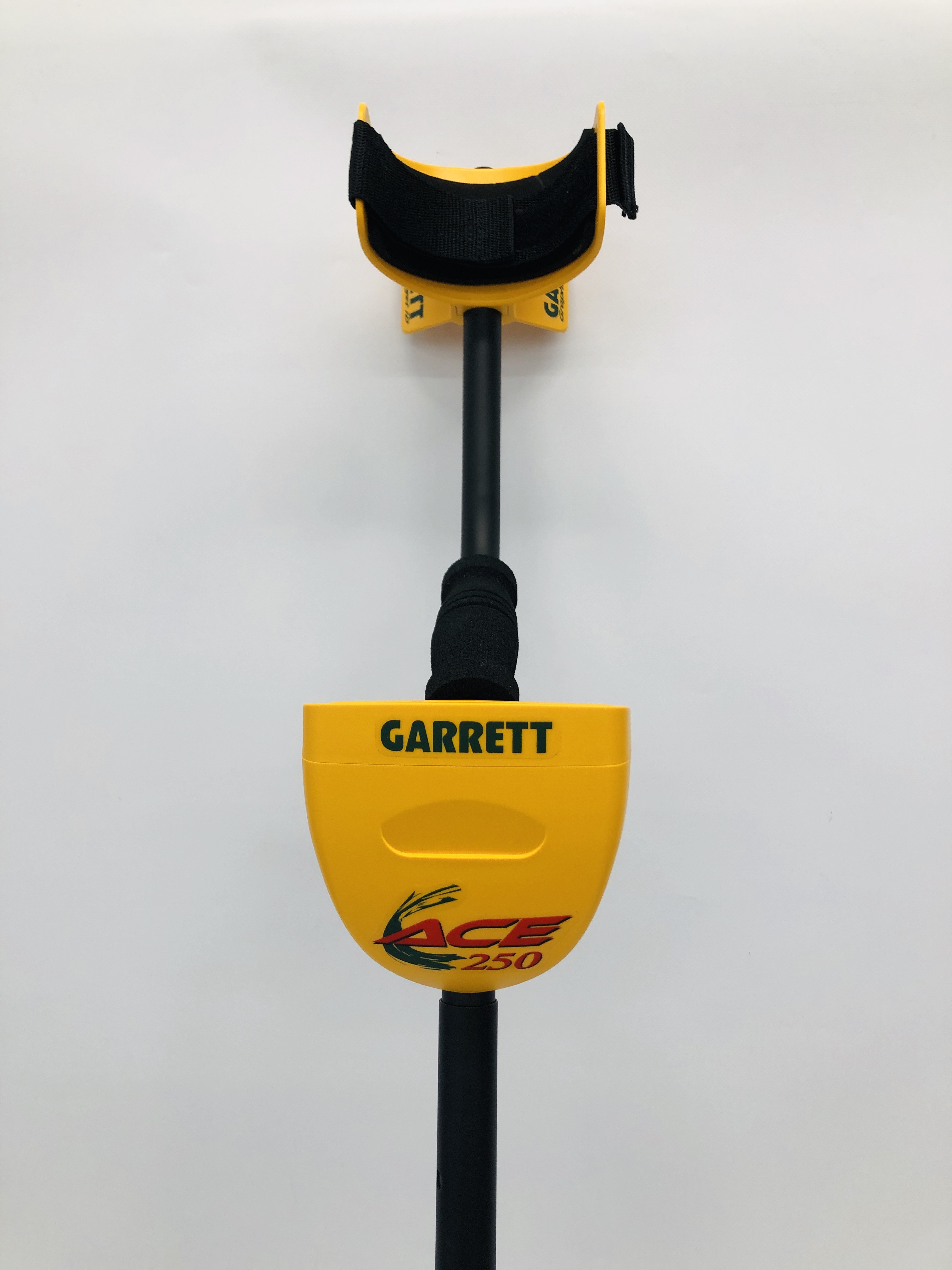 A GARRETT ACE 250 METAL DETECTOR WITH INSTRUCTION CD, TRAVEL BAG,