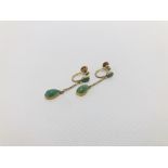 A PAIR OF 9CT GOLD SCREW ON DROP EARRINGS SET WITH GREEN STONE