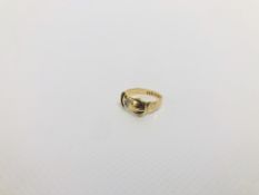 AN 18CT GOLD BUCKLE RING SET WITH SINGLE DIAMOND IN STARBURST SETTING