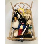 A VINTAGE WICKER TOY COT (IN NEED OF RESTORATION) TOGETHER WITH VARIOUS VINTAGE TEDDY BEARS,