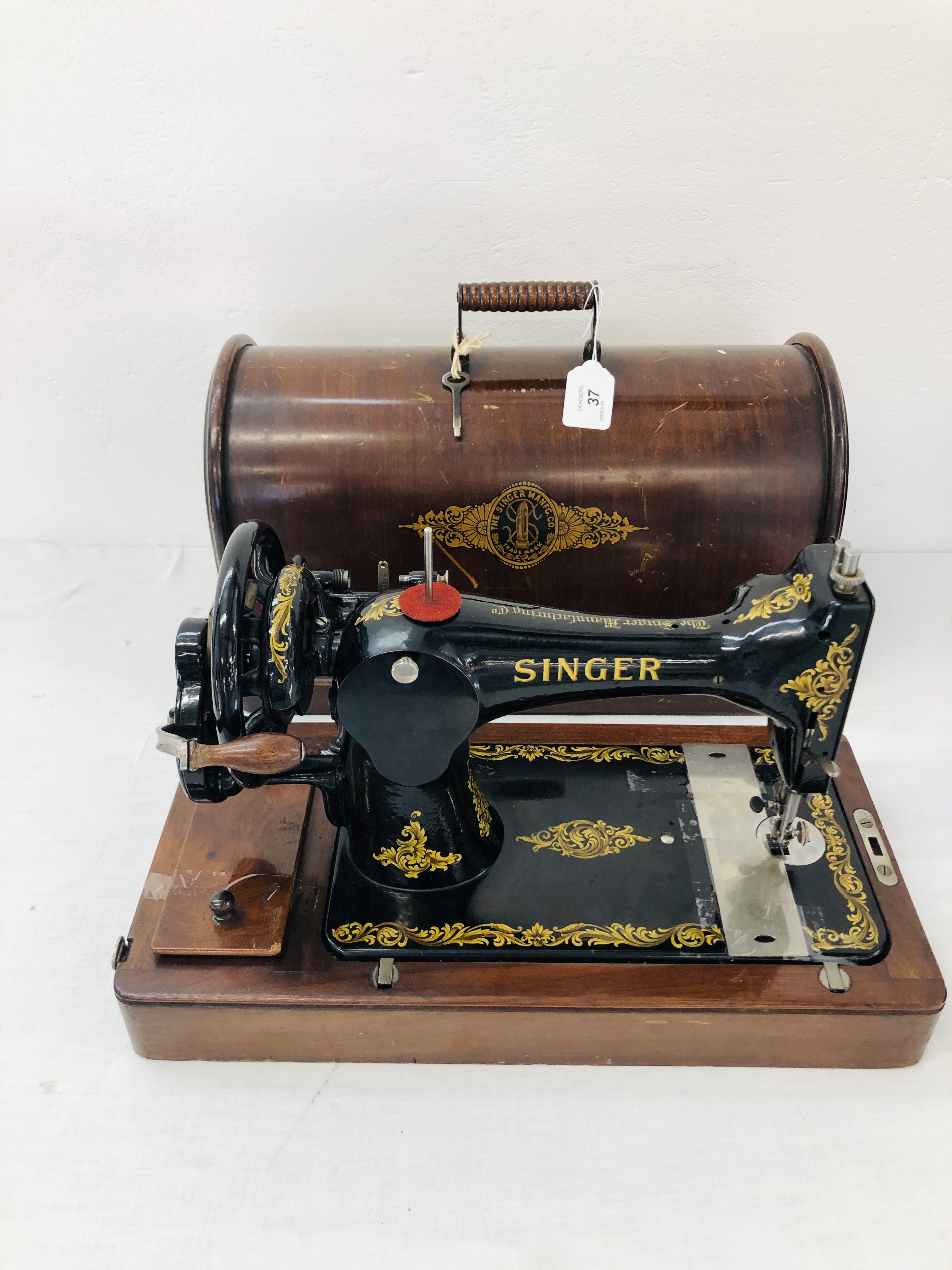 A VINTAGE SINGER MANUAL SEWING MACHINE COMPLETE WITH COVER