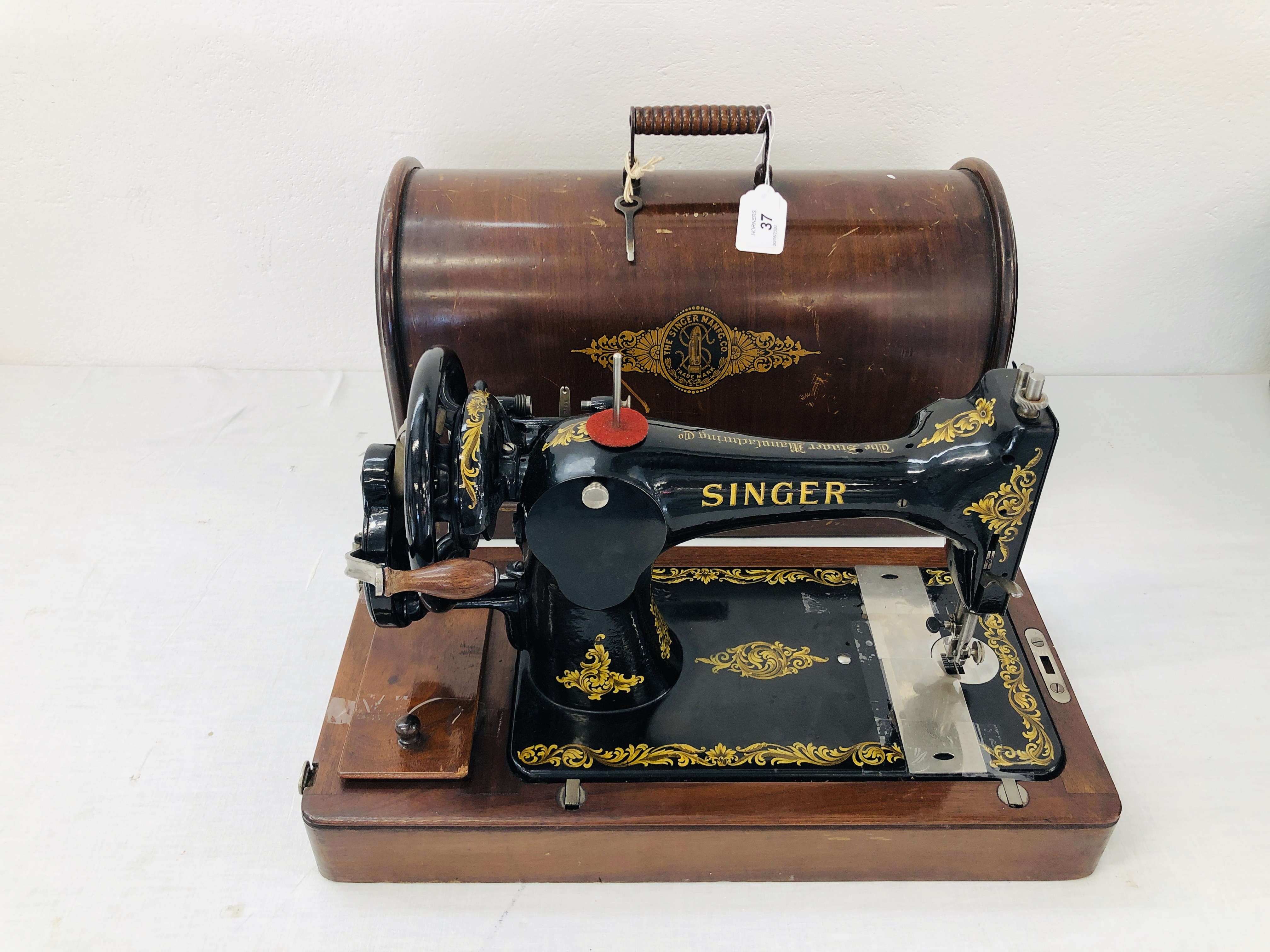 A VINTAGE SINGER MANUAL SEWING MACHINE COMPLETE WITH COVER - Image 2 of 2