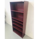 A MAHOGANY EFFECT FINISH FULL HEIGHT OPEN BOOKSHELF, HEIGHT 71INCH,