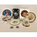 A COLLECTION OF COMMEMORATIVE WARE TO INCLUDE COLLECTORS PLATES, 2 CHARLES & DIANA COINS,